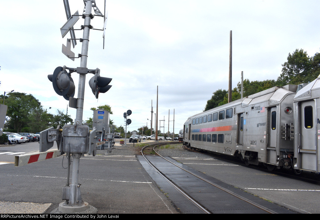 NJ Transit Train # 4725 letting off passengers at BH Station